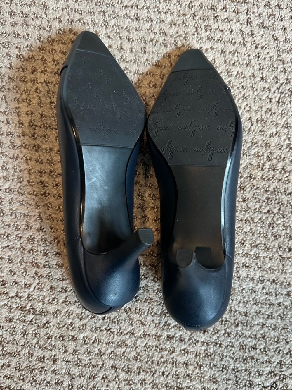 Brand New! Easy Spirit Navy 2 inch heels. Size 5 - Picture 6 of 8